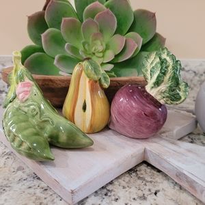 VINTAGE FITZ AND FLOYD CLASSICS salt/pepper shakers.